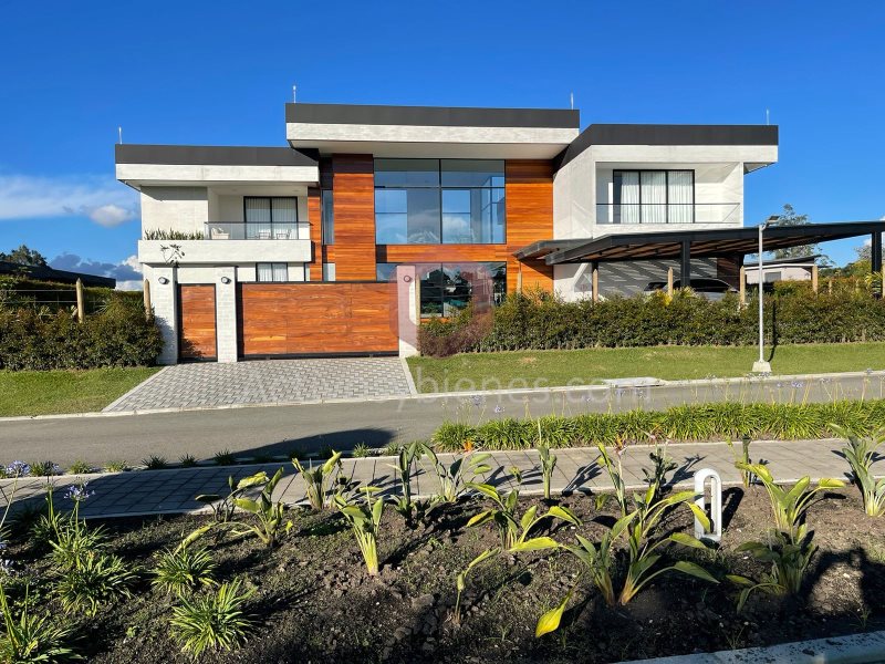 Casa-Finca en Venta en Llanogrande